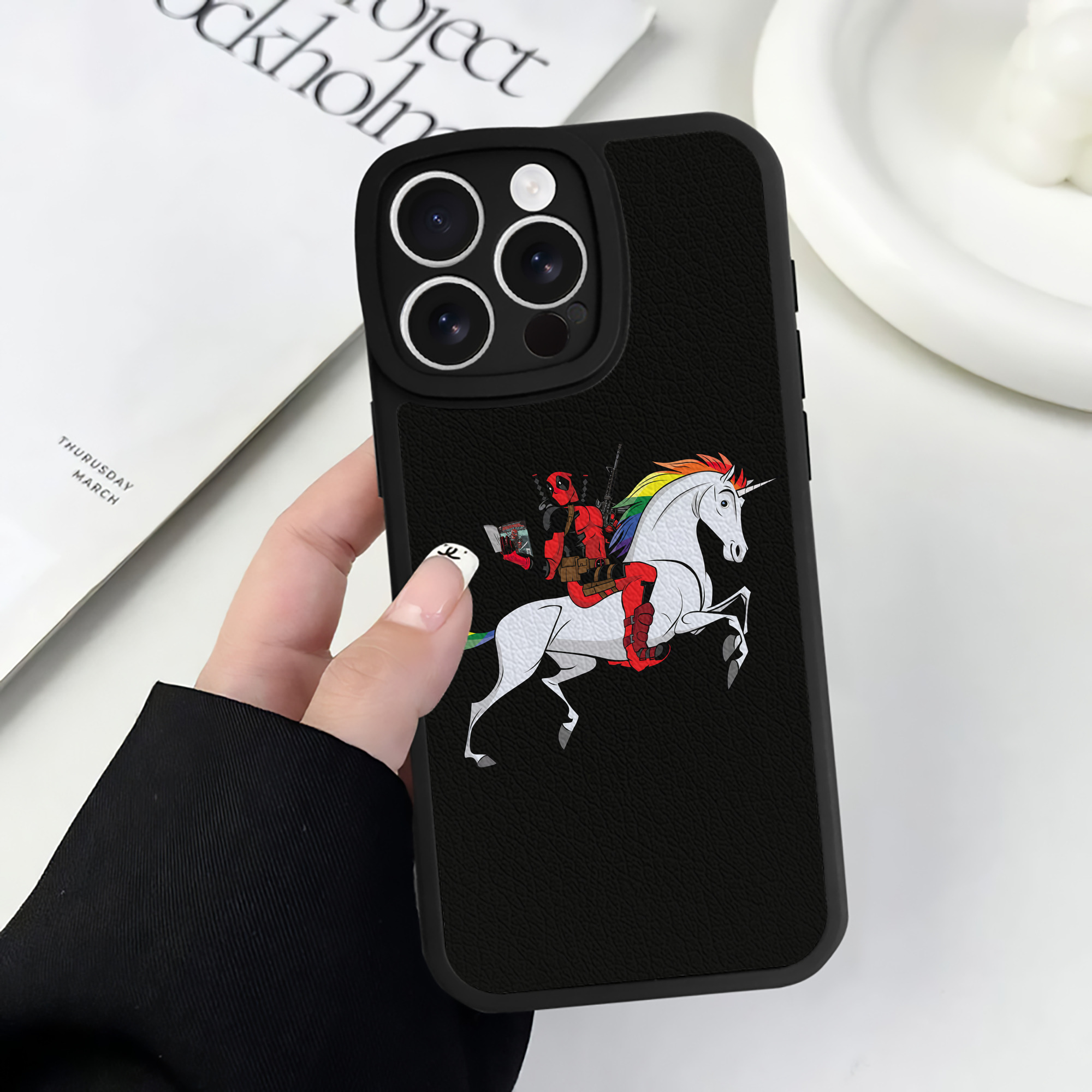 （画像用） Deadpool デッドプール 【iPhone 16シリーズ対応】シリコンスマホケース（レザー調） 材質：シリコン